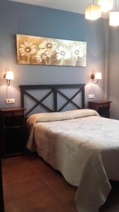 埃蘭特克索韋的住宿－Casa Rural Ogoño Mendi，一间卧室配有一张带2个床头柜和2盏灯的床。