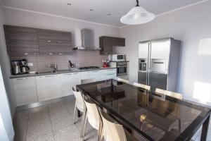 A kitchen or kitchenette at Villa Perla del Lago