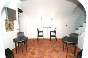 Habitación con 2 mesas, sillas y mesa. en A Ca Du Barba Ge, en Vallebona