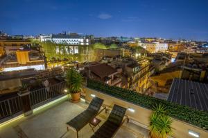 Pemandangan umum bagi Rome atau pemandangan bandar yang diambil dari apartmen
