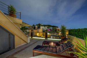 The swimming pool at or close to Lf View