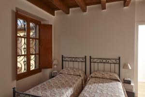 コモにあるALTIDO Charming Apt Centre of Comoのベッドルーム1室(ベッド2台、窓付)