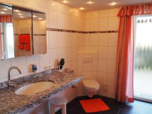 Koupelna v ubytování Hotel zum Friedl + 37 fotografií