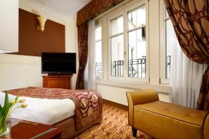 غراند فيسكونتي بالاس في ميلانو: غرفه فندقيه بسرير ونافذه