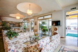 - un salon avec un canapé et une table dans l'établissement Hotel Gardenia, à Bellaria-Igea Marina