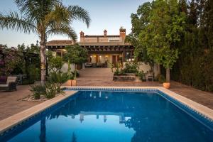 The swimming pool at or close to La Princesa