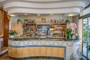 un bar dans un restaurant avec un comptoir carrelé dans l'établissement Hotel Gardenia, à Bellaria-Igea Marina