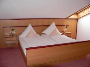 Postel nebo postele na pokoji v ubytování Hotel zum Friedl