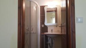 ein Badezimmer mit Waschbecken und Spiegel in der Unterkunft Koxyli Studios in Vasiliki