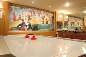 宜蘭市的住宿－伯斯飯店，墙上画的桌子