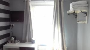 ブラックプールにあるElmfieldのバスルーム(白いカーテン付きの窓付)
