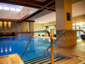 Bazén v ubytování Thorpe Park Hotel and Spa nebo v jeho okolí