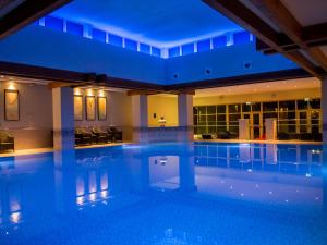 Bazén v ubytování Thorpe Park Hotel and Spa nebo v jeho okolí