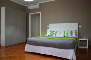 リエーティにあるAcque del Velino B&Bのベッドルーム(緑の枕が付く大きな白いベッド付)