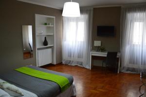 1 dormitorio con 1 cama y escritorio con ordenador en Acque del Velino B&B, en Rieti