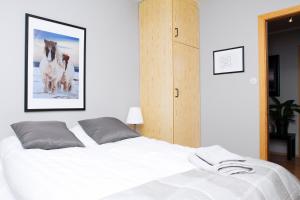 
A bed or beds in a room at Briet Apartments Akureyri
