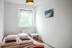 een slaapkamer met een bed met 2 kussens erop bij Apartament Centrum Harcerska in Gdynia