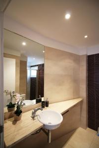 a bathroom with a sink and a mirror at Increible apartamento a 2 minutos de la playa de MembrilloSuites in Playa Paraiso +35 photos