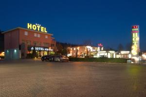 - un parking en face de l'hôtel la nuit dans l'établissement Hotel Il Viandante, à Terranuova Bracciolini