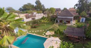 Una vista aérea de una villa con piscina. en Jardin d'Afrique, en Saly Portudal