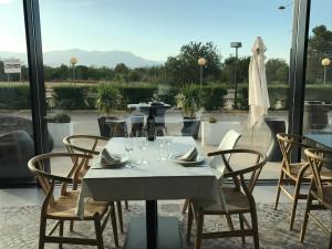 una mesa con copas de vino en el patio en Hotel Diego, en Santa Bárbara