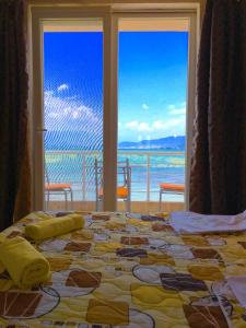 una camera con letto e vista sull'oceano di Sunrise Apartments and Studios a Star Dojran