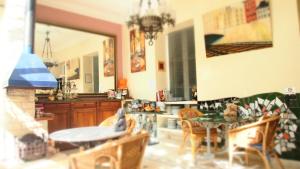 ein Wohnzimmer mit Tisch und Stühlen in der Unterkunft Privat Hotel Liberty Sitges in Sitges