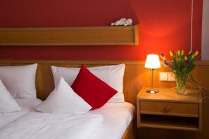 Postel nebo postele na pokoji v ubytování Hotel Garni Zum Hirschen