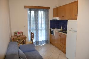 ein Wohnzimmer mit Sofa und eine Küche in der Unterkunft Iliaktida Studios in Vasiliki