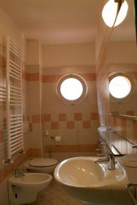 リミニにあるResidence Olimpoのバスルーム(トイレ2つ、シンク付)