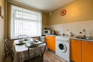モスクワにあるLux Apartments - Shmitovsky proezdのキッチン(テーブル、洗濯機付)