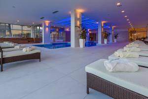een kamer met witte bedden bij Hotel Katarina in Selce