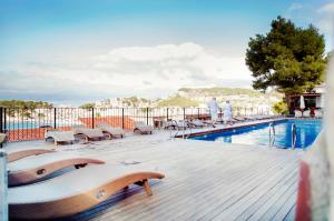 a view of the pool at a resort at Hotel Esplendido in Port de Soller