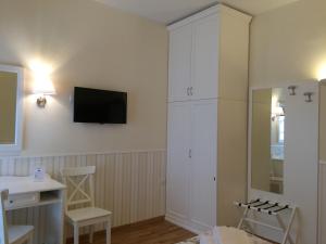 A television and/or entertainment centre at Relais Duomo Adelaide Még 10 kép