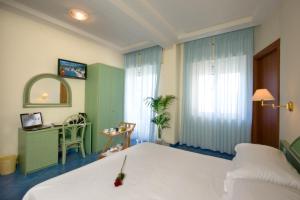 Łóżko lub łóżka w pokoju w obiekcie Hotel Pensione Reale