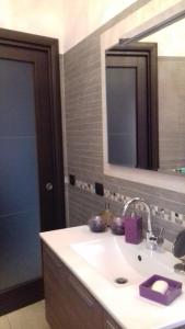 A bathroom at Appartamento con giardino privato Még 9 kép