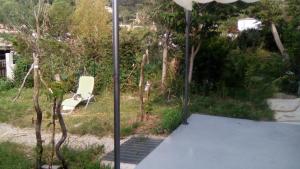 マルセイユにあるle Galinierの椅子と傘が置かれたスイングヤード