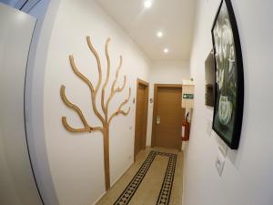 ローマにあるGreen Roomsの壁に木のデザインを施した廊下