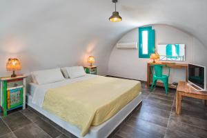 Un pat sau paturi într-o cameră la Nissia Beach Apartments & Suites