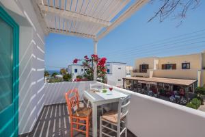 Un balcon sau o terasă la Nissia Beach Apartments & Suites