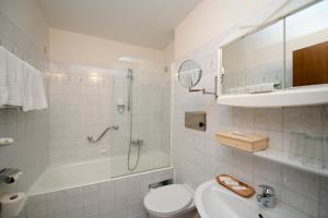 Koupelna v ubytování Landhotel Post + 37 fotografií