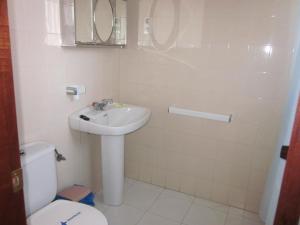 a bathroom with a sink and a toilet at Hotel Sixto in Montalvo +17 photos
