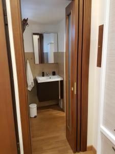 La salle de bains est pourvue d'un lavabo et d'un miroir. dans l'établissement La Casa Di Maryna, à Naples