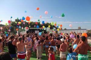 eine große Gruppe von Menschen, die auf einem Feld mit Ballons stehen in der Unterkunft Residence Costa in Alba Adriatica