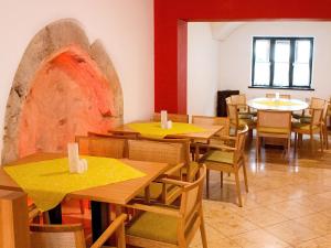 A restaurant or other place to eat at DORMERO Hotel Kelheim