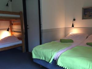 トラーノースにあるTranås Vandrarhemのベッドルーム1室(ベッド2台、二段ベッド1組付)