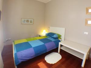 um quarto com uma cama colorida e uma secretária em Bed and Breakfast Villa Sofia em Ponzano Vêneto