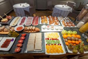 una mesa llena de muchos tipos de alimentos diferentes en Sercotel Europa, en Pamplona