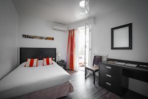 Postel nebo postele na pokoji v ubytování Hôtel Comté de Nice