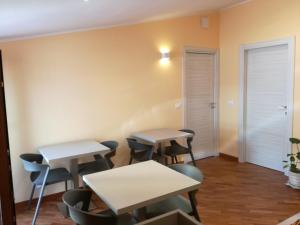 two tables and chairs in a room with yellow walls at Fonte Nuova Penne in Penne